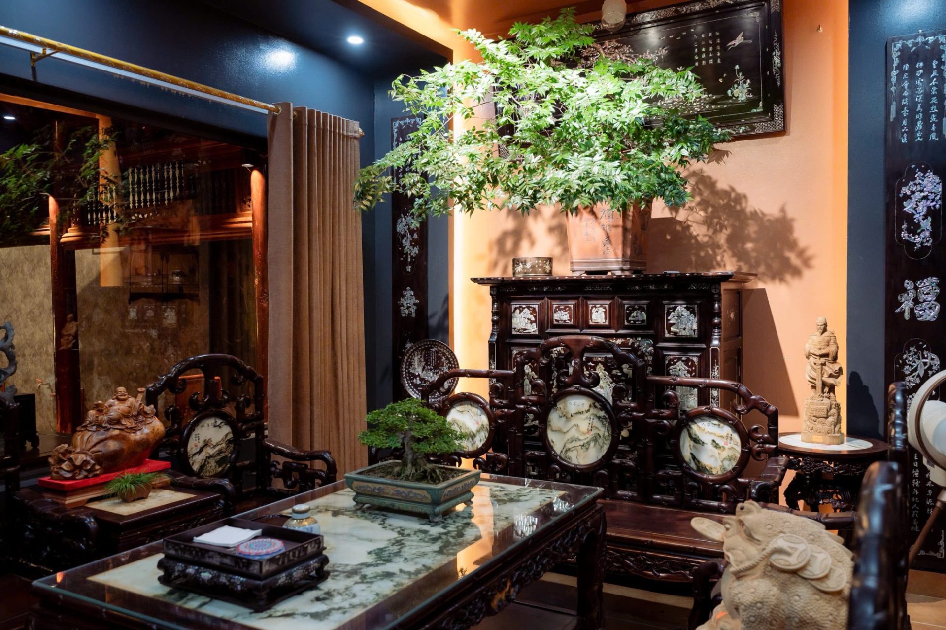 Traditionelles Teehaus-Interieur mit Bonsai aus Ninh Binh