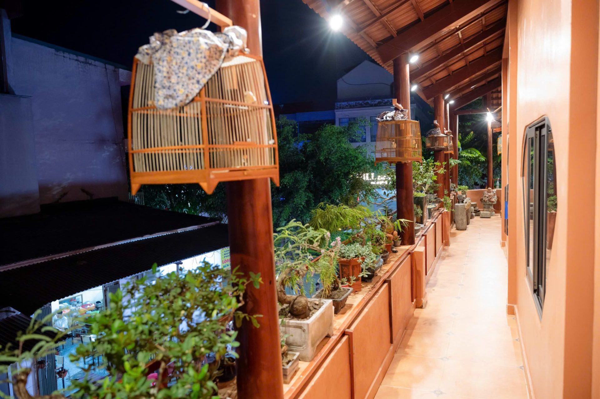 Balkon mit Vogelkäfigen und Pflanzen Teehaus Ninh Binh
