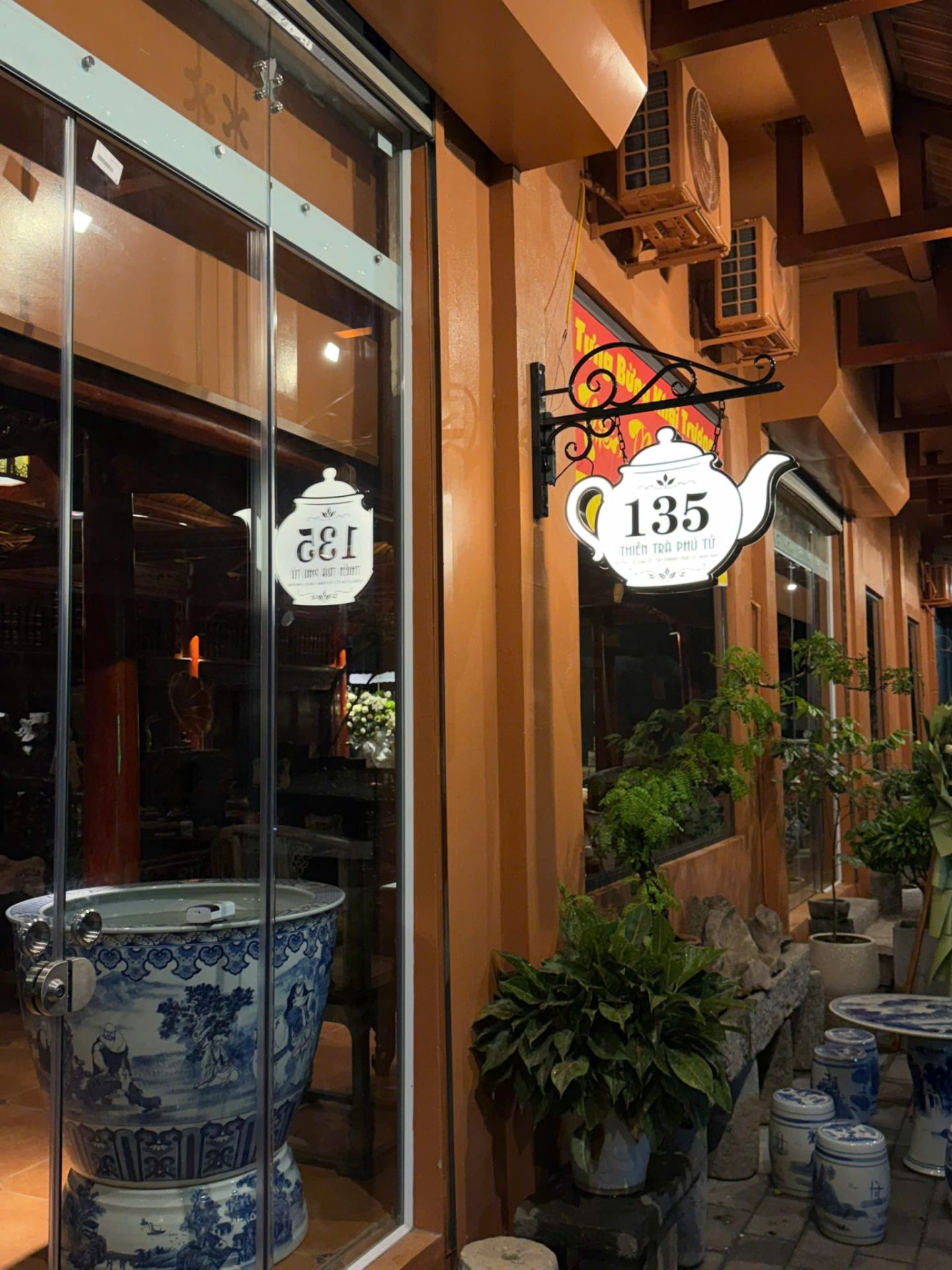 Teahouse Eingang mit 135 Schild Ninh Binh