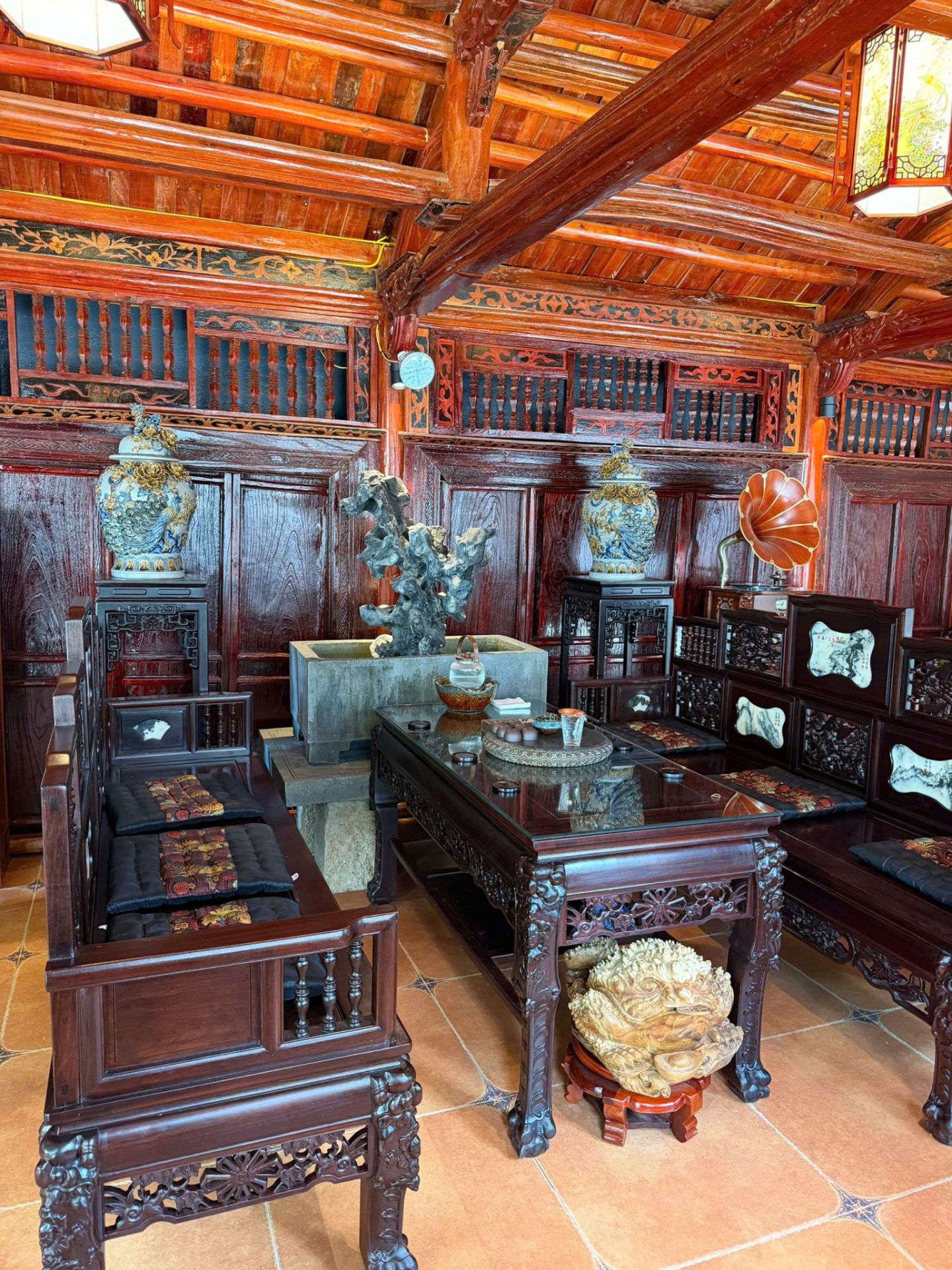 Traditionelle Holz-Teestube Ninh Binh