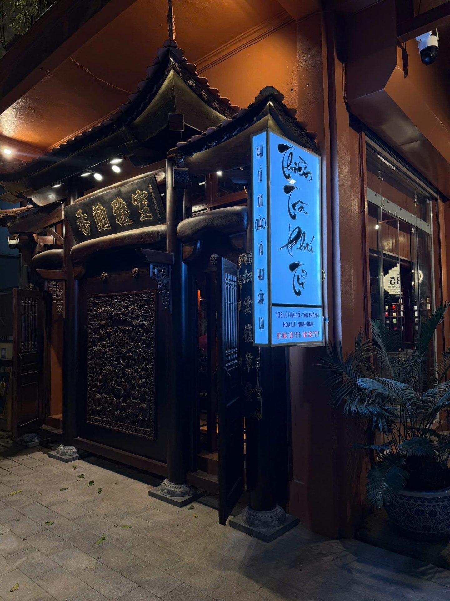 Beleuchteter Teeladen-Eingang Abend Ninh Binh