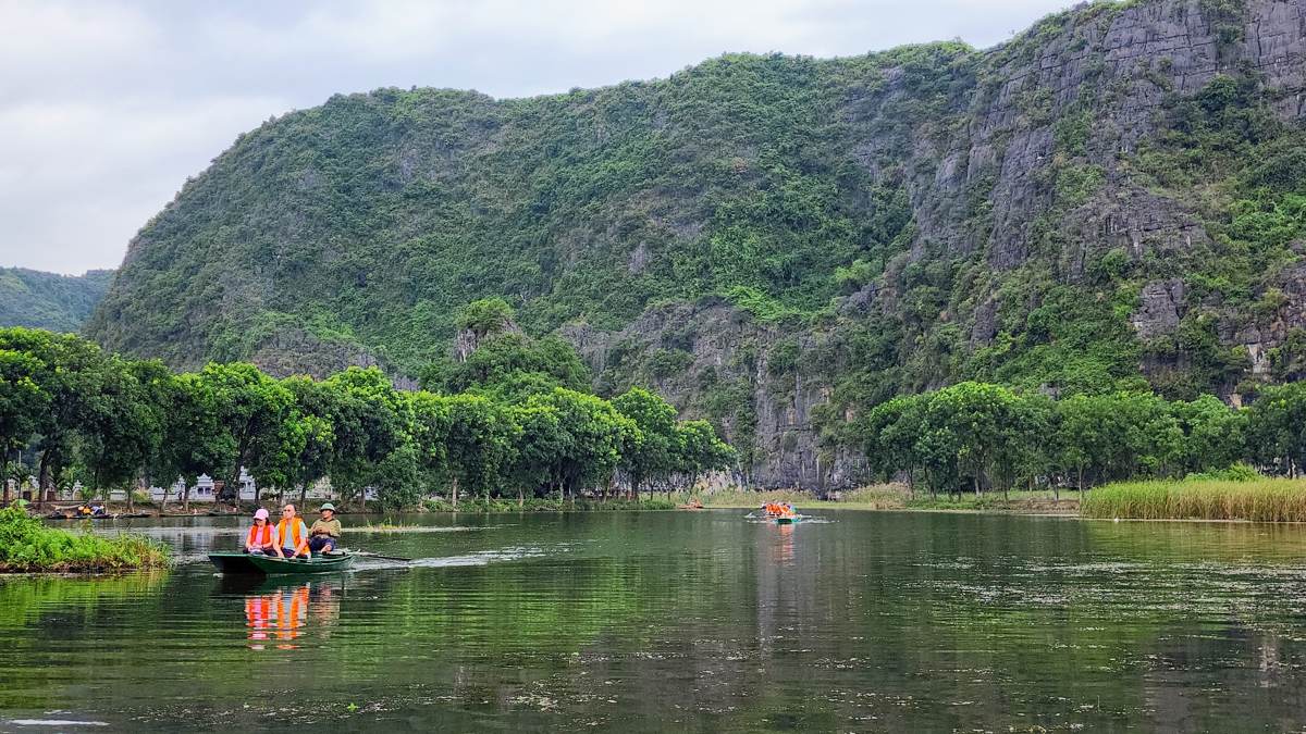 Dramatische Sommerwolken über dem Wasser und den Bergen von Ninh Binh im Juli