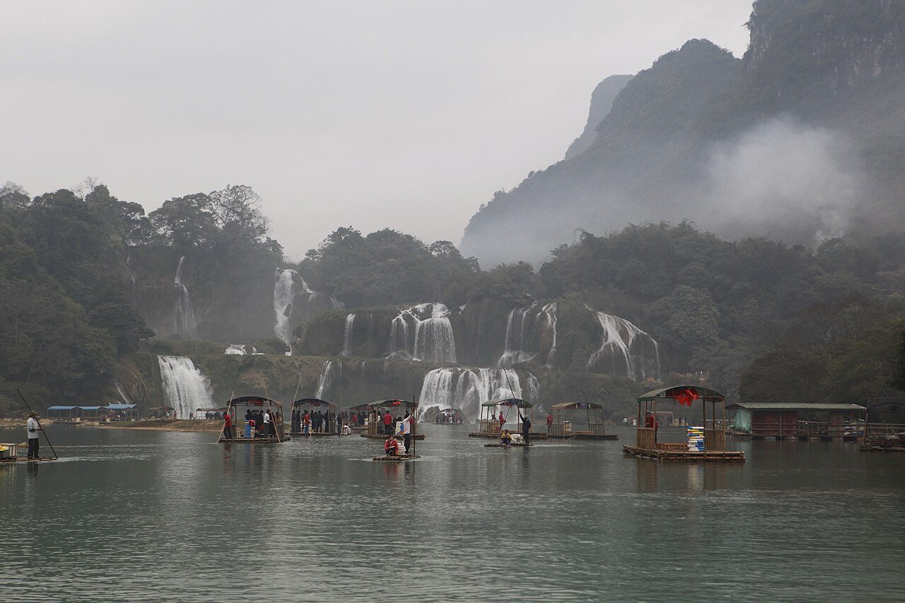 Wasserfall Ban Gioc mit Bambusfloats am Fluss