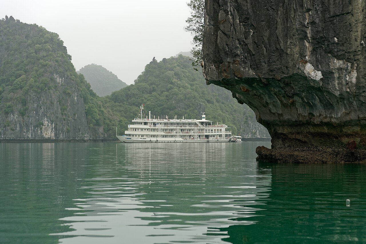 Glimmersteine an den Inseln im Meer südöstlich von Cat Ba Island