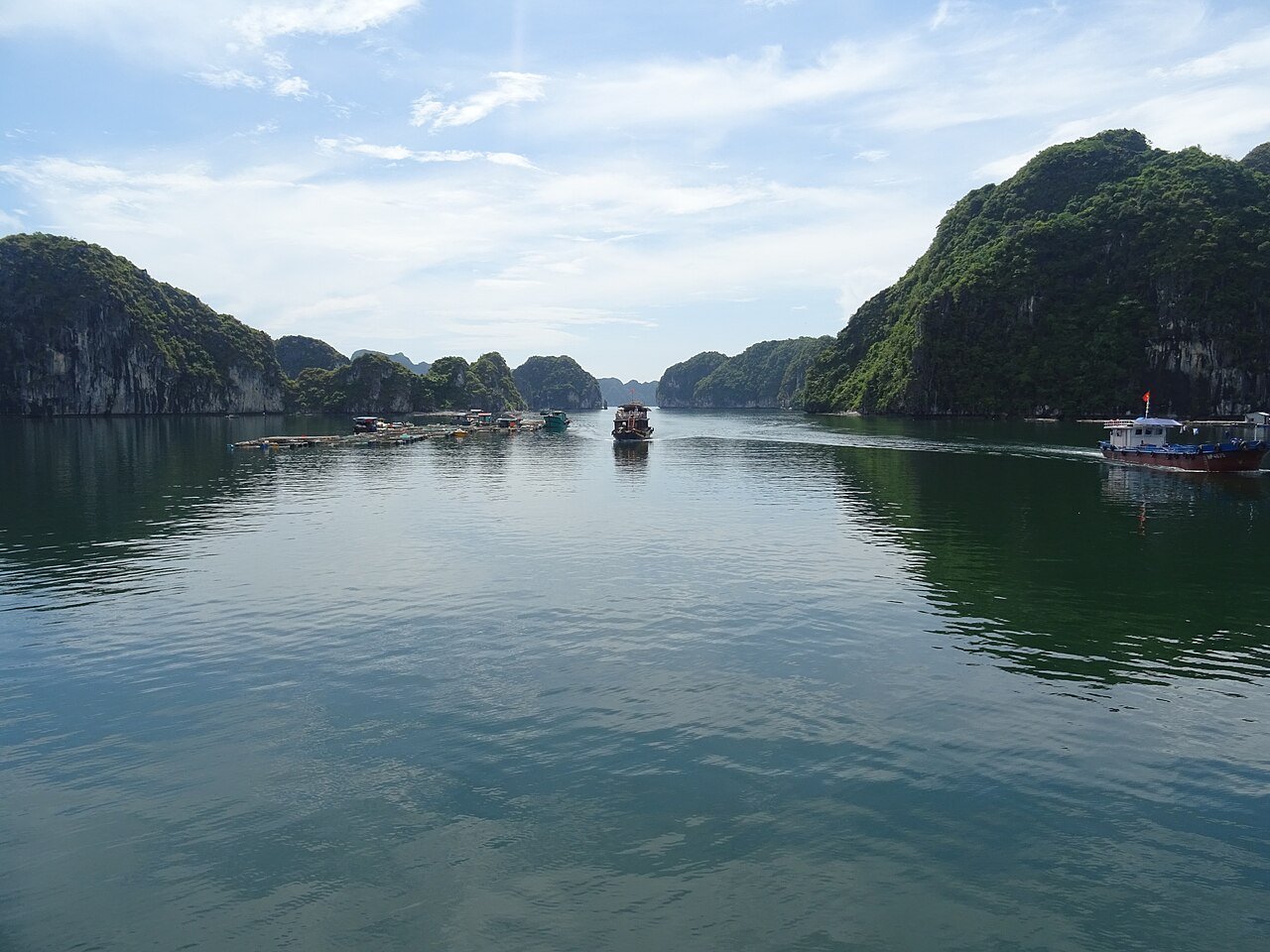 Gesteinsinseln und Boote im Lan Ha Bay