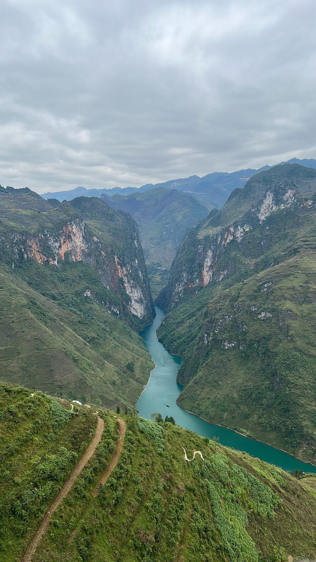 Ansicht des Flusses Nho Que im Canyon unterhalb des Passes Ma Pi Leng