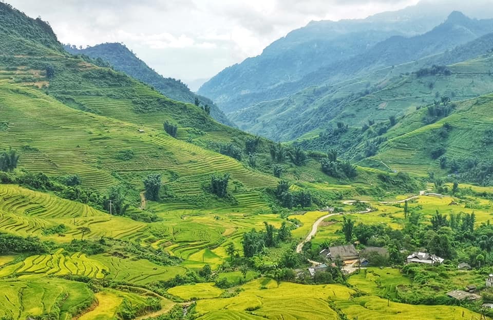 Rice terraces and a village in the valley at Y Ty