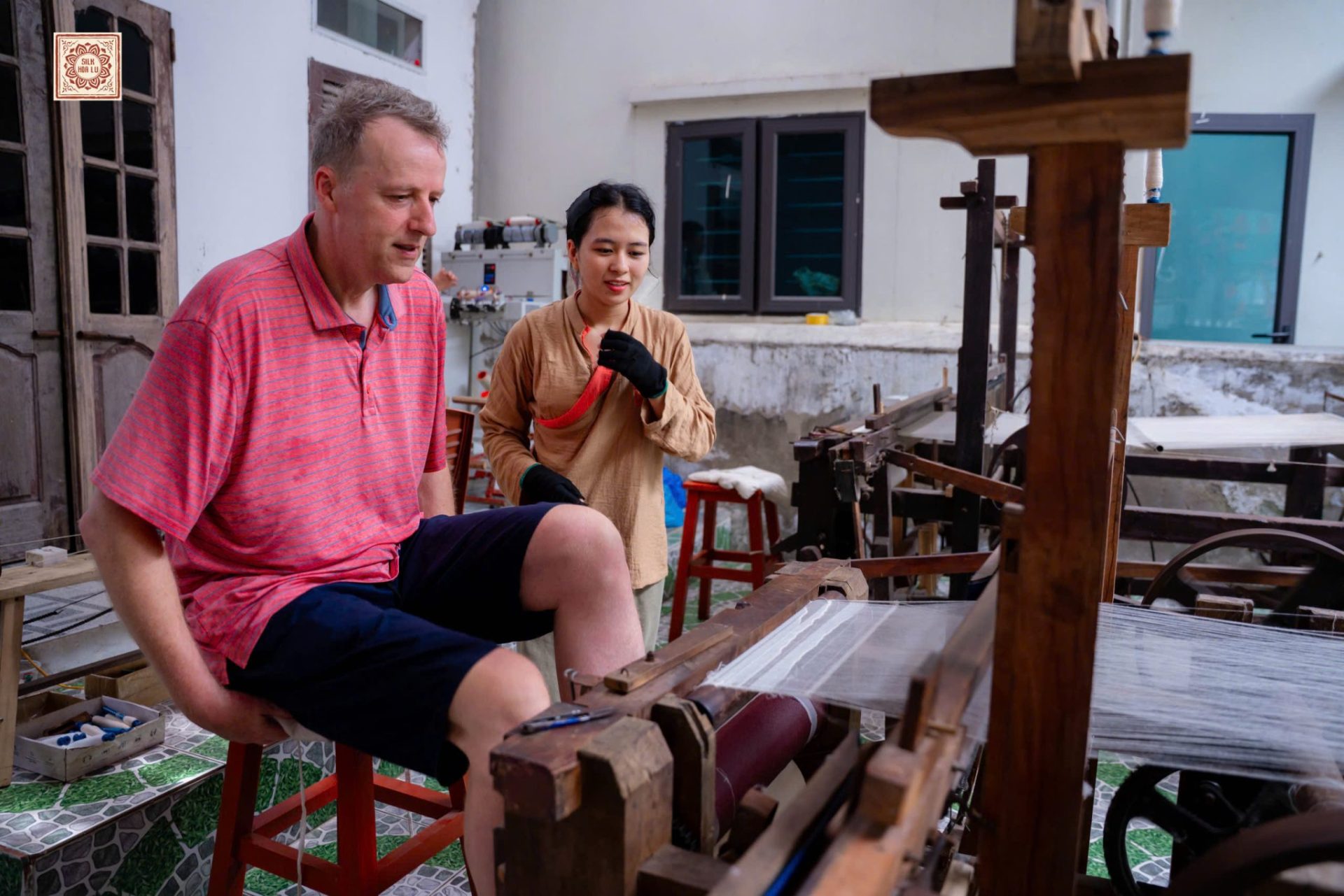 Die traditionelle Holzseidenweberei in Silk Hoa Lu Ninh Binh erleben